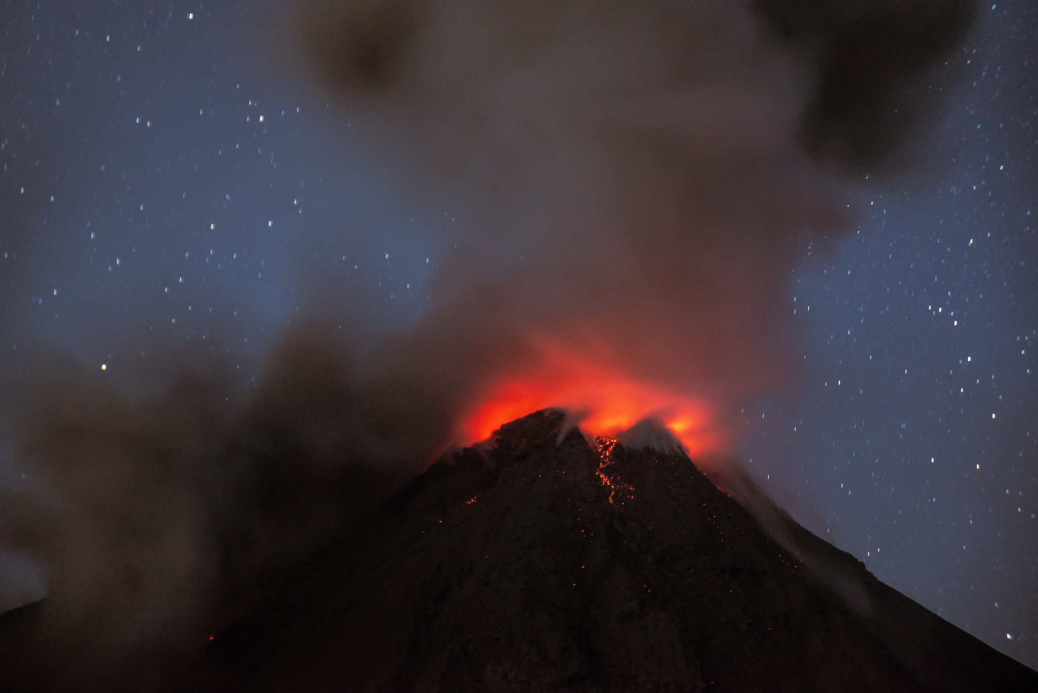 A wild eruption and pyroclastic flow captured at night on Santiaguito.