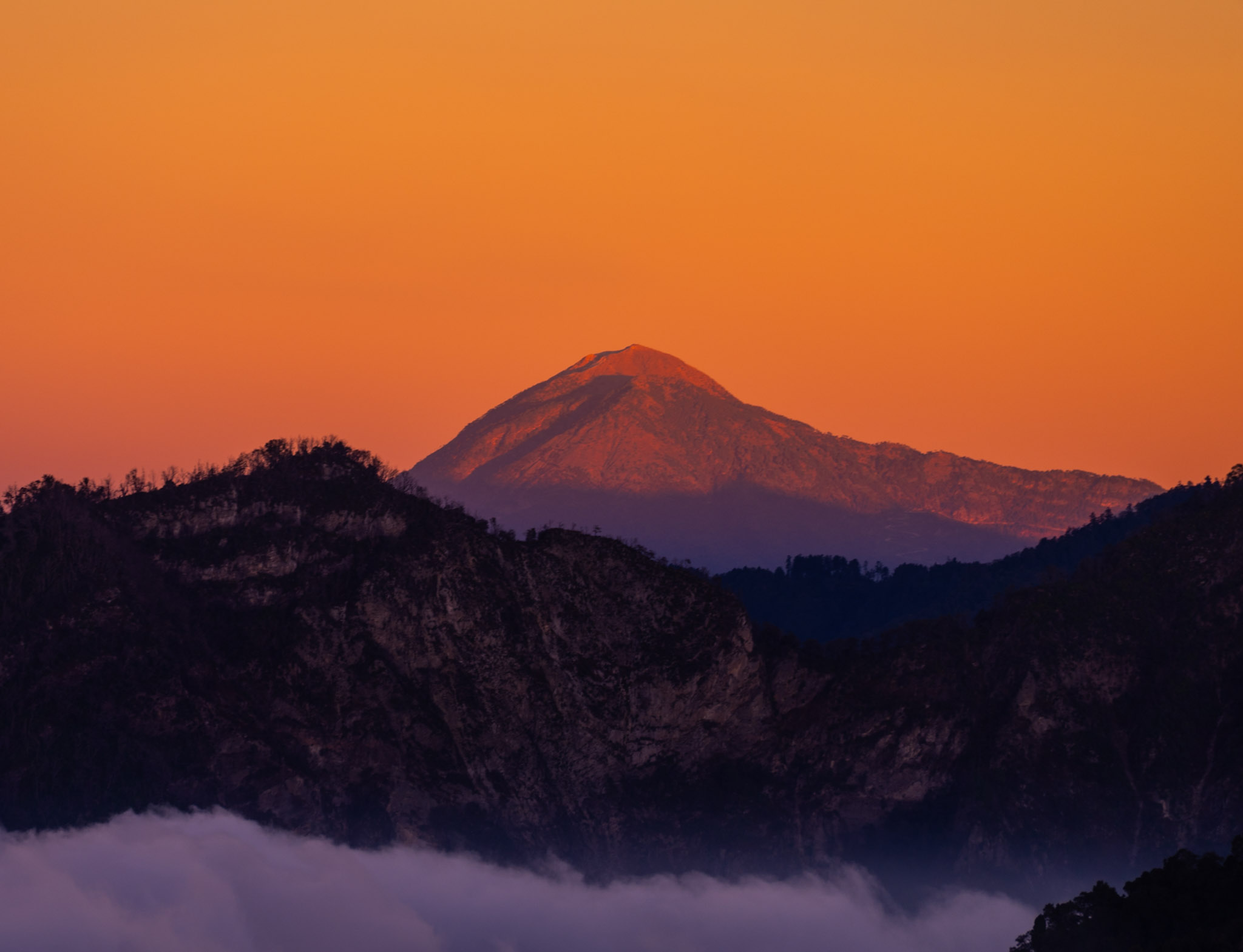 Tajumulco and Siete Orejas seen from Santa María.